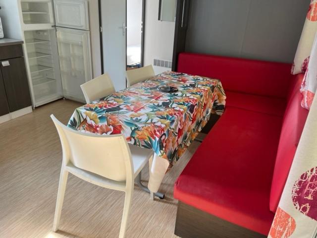 Camping Le Ruisseau Saint-André-de-Seignaux Exteriör bild