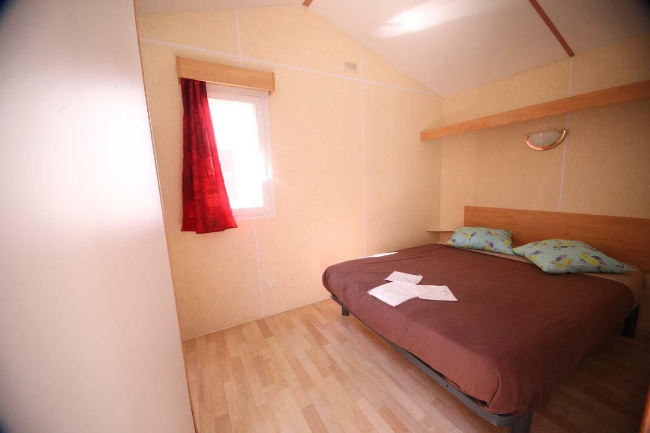 Camping Le Ruisseau Saint-André-de-Seignaux Exteriör bild